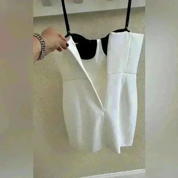 NWT Gianni Bini Clara Crepe
Sweetheart Neckline Dress - Picture 3 of 6